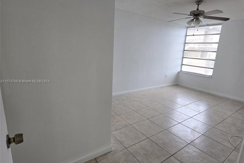 Condo in Miami, Florida, 2 bedrooms  № 1145614 - photo 27