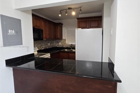 Condo in Miami, Florida, 2 bedrooms  № 1145614 - photo 4