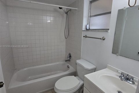 Condo in Miami, Florida, 2 bedrooms  № 1145614 - photo 18