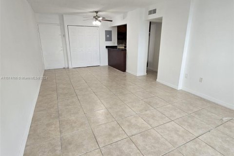 Condo in Miami, Florida, 2 bedrooms  № 1145614 - photo 5