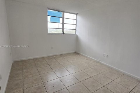 Condo in Miami, Florida, 2 bedrooms  № 1145614 - photo 15