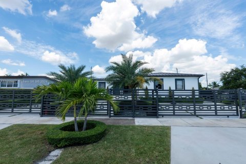 Casa en venta en Miami, Florida, 4 dormitorios, 167.6 m2 № 1394906 - foto 1