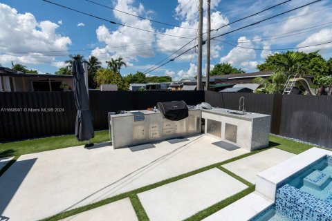 House in Miami, Florida 4 bedrooms, 167.6 sq.m. № 1394906 - photo 7