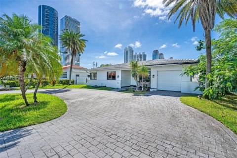 Villa ou maison à vendre à Sunny Isles Beach, Floride: 3 chambres, 213.68 m2 № 1394901 - photo 3