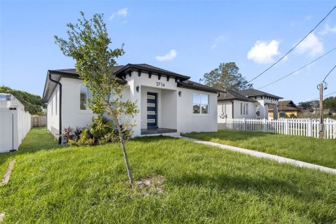 House in Tampa, Florida 4 bedrooms, 155.89 sq.m. № 1436165 - photo 3