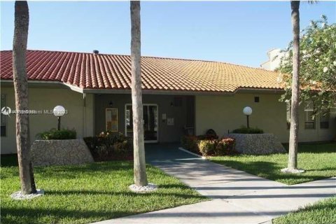 Condominio en venta en North Lauderdale, Florida, 1 dormitorio, 75.25 m2 № 703138 - foto 1