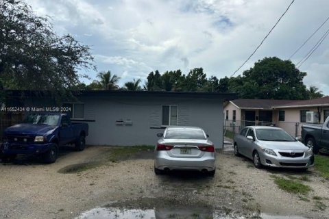 Propiedad comercial en venta en Miami, Florida, 167.22 m2 № 1345748 - foto 1