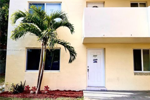 Condominio en alquiler en Miami, Florida, 2 dormitorios, 107.4 m2 № 1345750 - foto 1