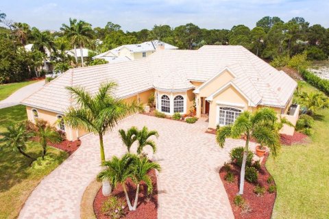 House in Punta Gorda, Florida 4 bedrooms, 278.61 sq.m. № 472540 - photo 2