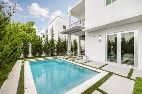 Casa en venta en Doral, Florida, 4 dormitorios, 330.92 m2 № 1095445 - foto 1