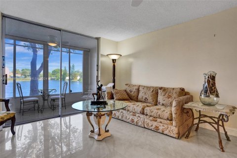 Copropriété à vendre à Sunrise, Floride: 2 chambres, 78.97 m2 № 1185113 - photo 17