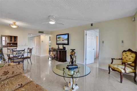 Copropriété à vendre à Sunrise, Floride: 2 chambres, 78.97 m2 № 1185113 - photo 18