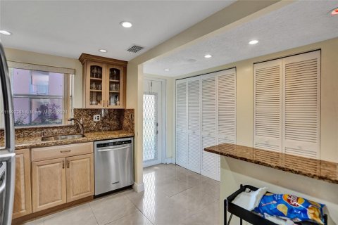 Condo in Sunrise, Florida, 2 bedrooms  № 1185113 - photo 9