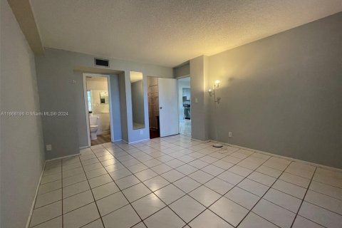 Condo in Lauderdale Lakes, Florida, 2 bedrooms  № 1384507 - photo 24