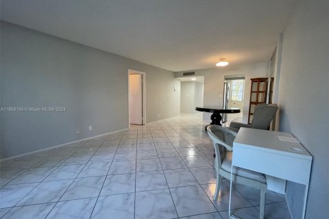 Condo in Lauderdale Lakes, Florida, 2 bedrooms  № 1384507 - photo 16