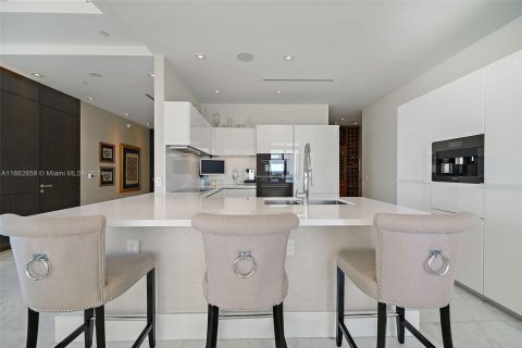 Condo in Miami, Florida, 5 bedrooms  № 1384462 - photo 15