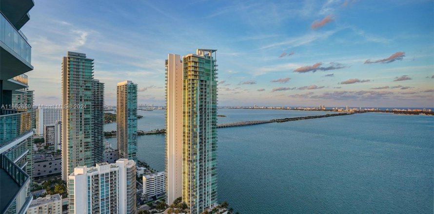 Condo in Miami, Florida, 5 bedrooms  № 1384462