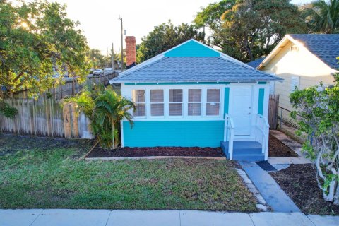 House in Lake Worth, Florida 2 bedrooms, 75.99 sq.m. № 973055 - photo 1