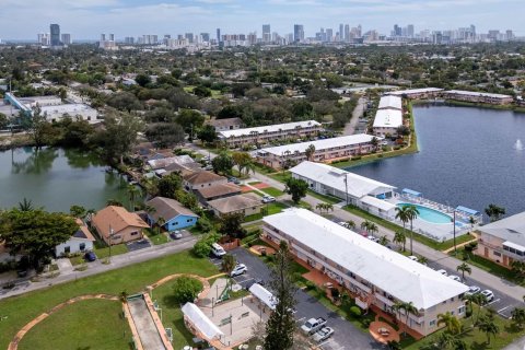 Condo in Hallandale Beach, Florida, 1 bedroom  № 976590 - photo 8