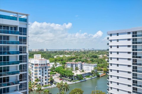 Condo in Miami Beach, Florida, 3 bedrooms  № 1175700 - photo 26