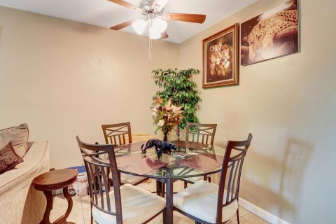 Condo in Lake Park, Florida, 2 bedrooms  № 1175130 - photo 13