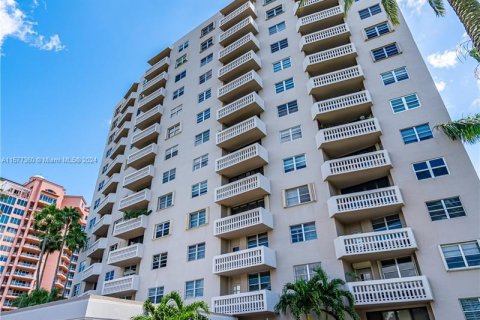 Condominio en venta en Coral Gables, Florida, 1 dormitorio, 84.54 m2 № 1151235 - foto 2