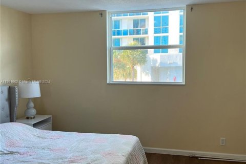 Condominio en venta en Hallandale Beach, Florida, 1 dormitorio, 65.03 m2 № 1181761 - foto 19