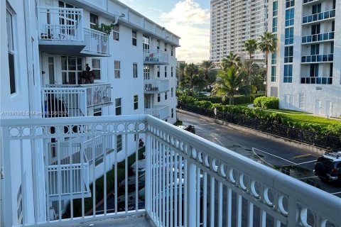 Condominio en venta en Hallandale Beach, Florida, 1 dormitorio, 65.03 m2 № 1181761 - foto 13