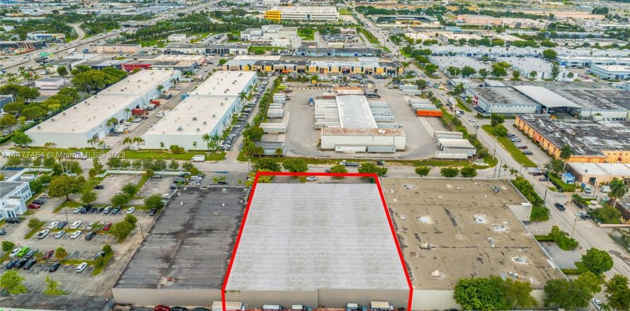 Commercial property in Miami, Florida № 809379