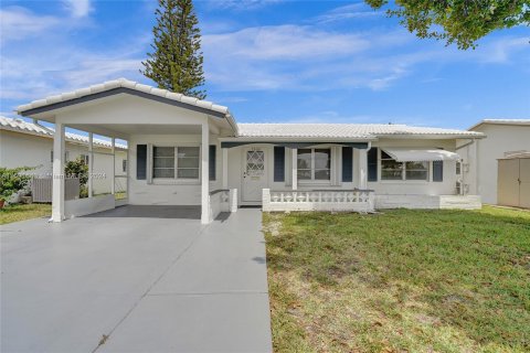 Villa ou maison à vendre à Tamarac, Floride: 2 chambres, 145.21 m2 № 1181695 - photo 1