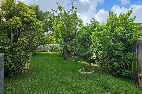 House in Weston, Florida 4 bedrooms, 250.56 sq.m. № 1316639 - photo 5