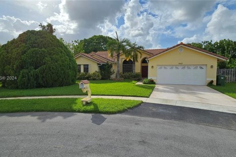 House in Weston, Florida 4 bedrooms, 250.56 sq.m. № 1316639 - photo 1