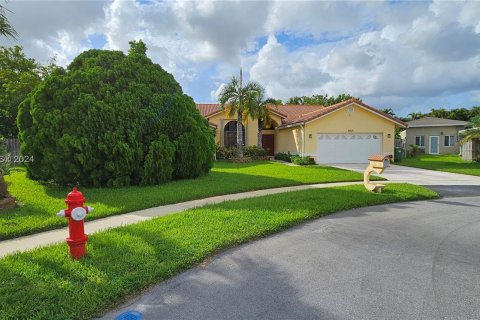 House in Weston, Florida 4 bedrooms, 250.56 sq.m. № 1316639 - photo 3