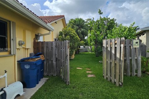 House in Weston, Florida 4 bedrooms, 250.56 sq.m. № 1316639 - photo 4