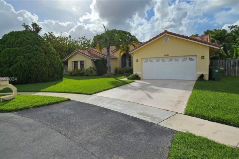 House in Weston, Florida 4 bedrooms, 250.56 sq.m. № 1316639 - photo 2