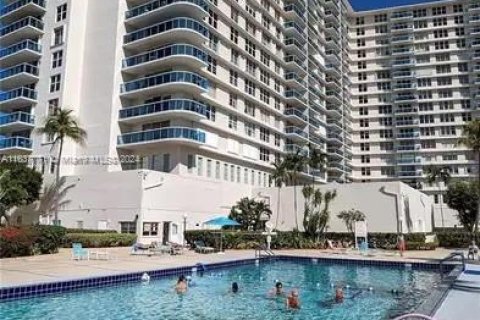 Copropriété à vendre à Hollywood, Floride: 2 chambres, 117.99 m2 № 1316634 - photo 2