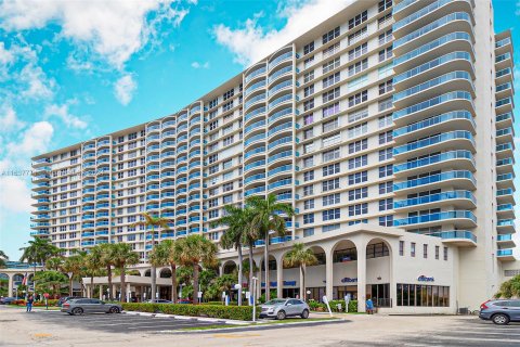 Condo in Hollywood, Florida, 2 bedrooms  № 1316634 - photo 1