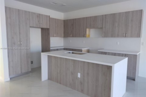 House in Miami, Florida 5 bedrooms, 110 sq.m. № 924955 - photo 9