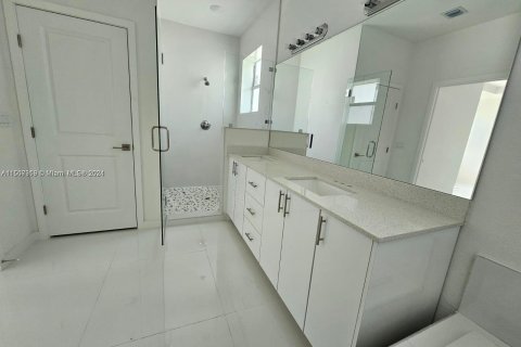 House in Miami, Florida 5 bedrooms, 110 sq.m. № 924955 - photo 10