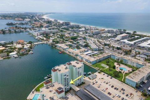 Condominio en venta en Saint Pete Beach, Florida, 1 dormitorio, 78.32 m2 № 1336824 - foto 2