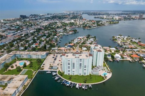 Condo in Saint Pete Beach, Florida, 1 bedroom  № 1336824 - photo 1