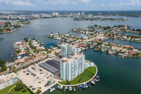 Condo in Saint Pete Beach, Florida, 1 bedroom  № 1336824 - photo 21