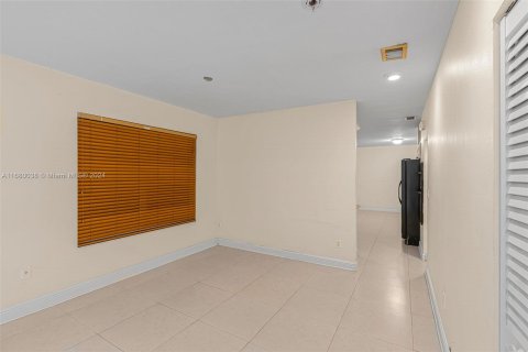 House in Miami, Florida 4 bedrooms, 186.64 sq.m. № 1412086 - photo 8