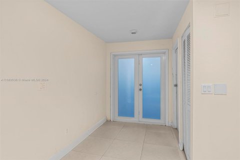 House in Miami, Florida 4 bedrooms, 186.64 sq.m. № 1412086 - photo 5