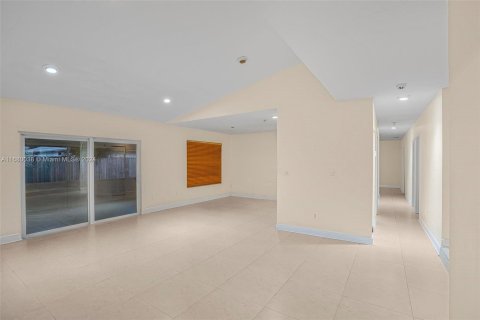 House in Miami, Florida 4 bedrooms, 186.64 sq.m. № 1412086 - photo 6