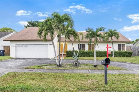 House in Miami, Florida 4 bedrooms, 186.64 sq.m. № 1412086 - photo 2