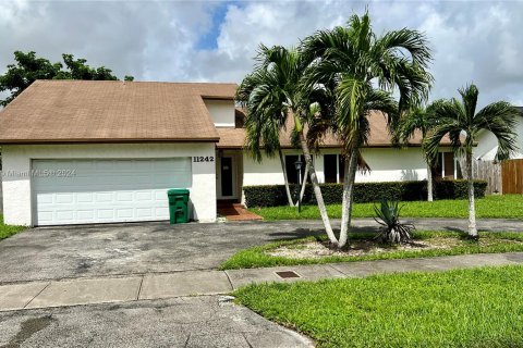 House in Miami, Florida 4 bedrooms, 186.64 sq.m. № 1412086 - photo 1