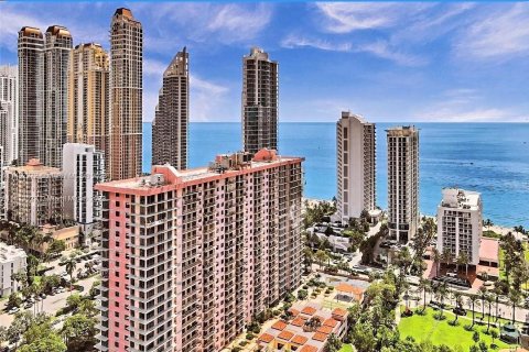 Copropriété à louer à Sunny Isles Beach, Floride: 2 chambres, 140 m2 № 715996 - photo 1