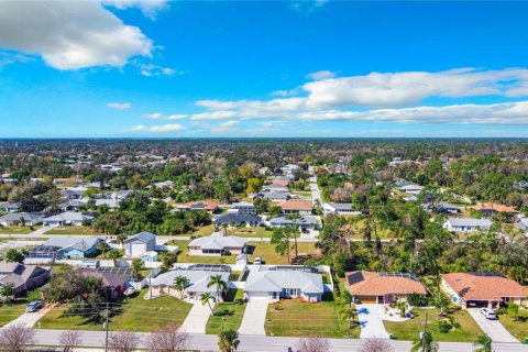 House in Port Charlotte, Florida 3 bedrooms, 190.45 sq.m. № 999566 - photo 3