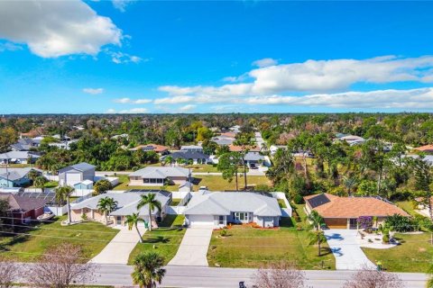 House in Port Charlotte, Florida 3 bedrooms, 190.45 sq.m. № 999566 - photo 4